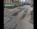 Во дворе дома 42 по Новочерëмушкинской улице, дорога в плохом состоянии. в год по несколько раз заделывают неровности. нормально сделать не могут.