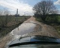 Деревня Черёмушки. Асфальтовое покрытие практически полностью отсутствует, гравийное покрытие в плачевном состоянии-ямы глубиной до 20 см, шириной до 3 метров и местами глубокии колеии.