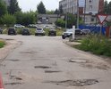 Дорожное покрытие имеет многочисленные дефекты на всём выделенном участке: ямы, трещины, глубокие выбоины.