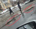 Вдоль рельс две огромные ямы, под лужами почти не видны, постоянно видно машины стоящие рядом с рваными шинами