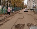 участок дороги имеет много глубоких ям и провалов асфальта, особенно в местах канализационных люков.