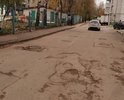 участок дороги имеет много глубоких ям и провалов асфальта, особенно в местах канализационных люков.