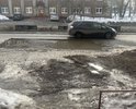 Месяц назад водоканал вскрывал дорожно полотно. Сейчас всё провалилось. На парковке грязь осталась