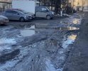 Дорога в ужасном состоянии, тротуары и бордюры убитые